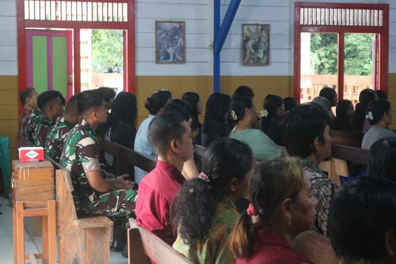 Anggota Satgas TMMD Ke-127 Laksanakan Ibadah Minggu Bersama Umat di Linggang Amer